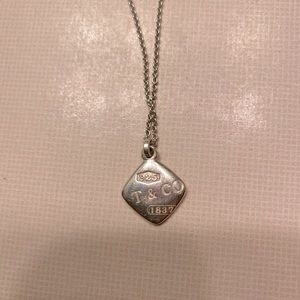 Tiffany necklace comes with dust bag